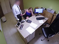 Скрытая камера снимает, как в офисе начальник трахает в позу...