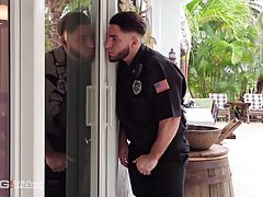 Мужик в униформе полицейского подглядывает за мастурбацией п...